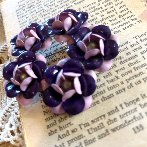 Vintage Large Two Tone Purple Flower Wreath Brooch Pin 1950’s 60’s - Picture 3 of 5